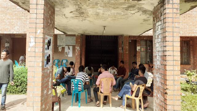 জাবিতে নিষেধাজ্ঞা ভেঙে আন্দোলনে শিক্ষার্থীরা