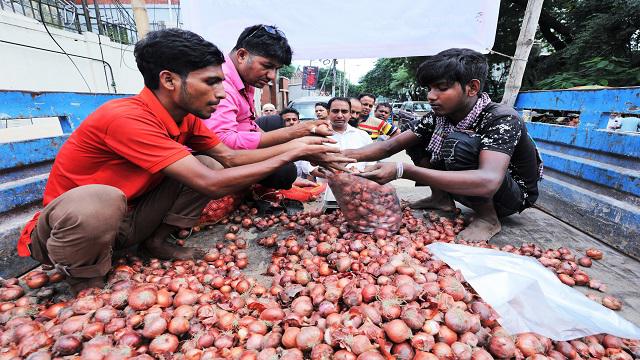 আবারো বাড়লো পেঁয়াজের দাম, সোমবার আসছে দ্বিতীয় চালান