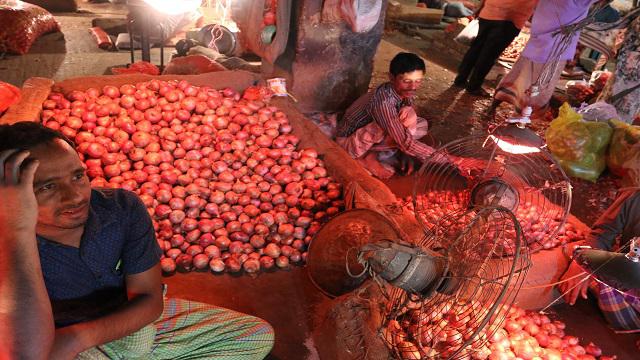 অস্থিরতা কাটেনি পেঁয়াজ বাজারের, কেজি ২৬০ টাকা