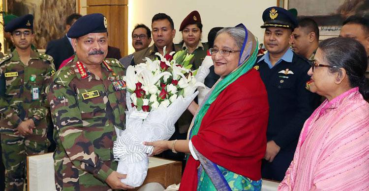 ফুলেল শুভেচ্ছায় সিক্ত শেখ হাসিনা