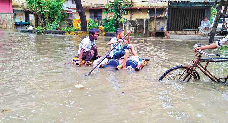 ভারী বর্ষণে ভেসে গেছে চট্টগ্রাম