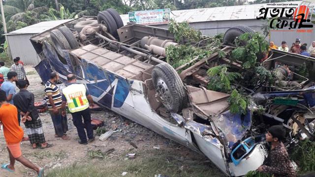 ড্রাইভারের চোখের ঘুমে বাস উল্টে নিহত ১, আহত ৪০