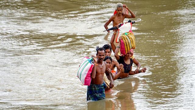 বন্যায় মৃতের সংখ্যা এক হাজার ছাড়িয়েছে ভারতে