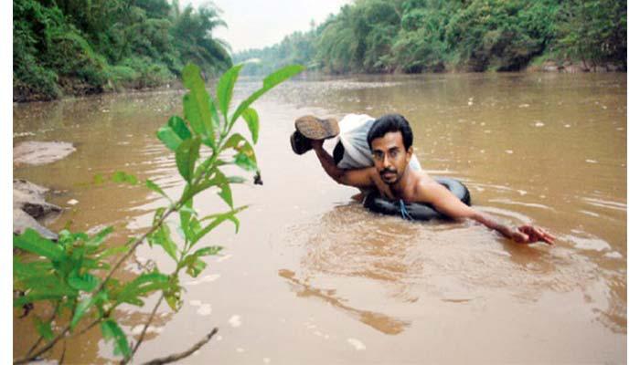 ১৯ বছর ধরে সাঁতরে স্কুলে যাচ্ছেন শিক্ষক আব্দুল মালিক