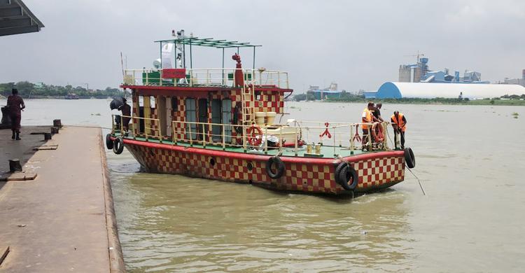 লঞ্চে যাত্রী ওঠাতে গিয়ে নদীতে পড়ে নিখোঁজ এক