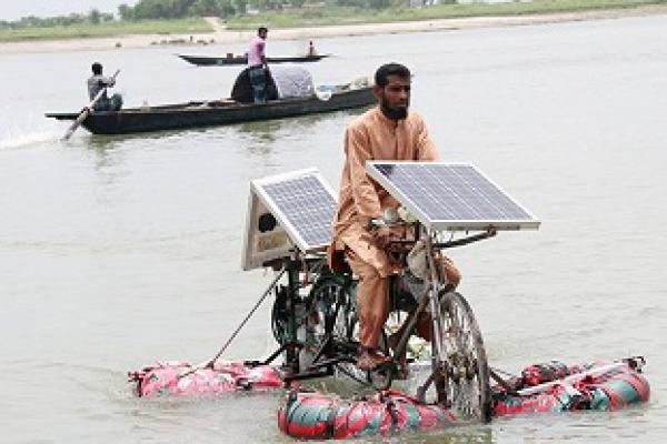 আজব এক সাইকেল চালিয়ে পদ্মা পাড়ি দিলেন সাইফুল