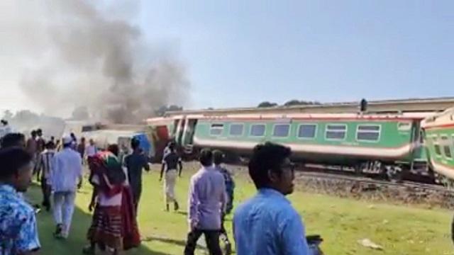 ﻿﻿﻿﻿﻿উল্লাপাড়ায় লাইন থেকে পড়ে উল্টে গেছে ট্রেন, বগিতে আগুন