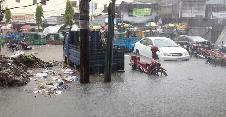 জলমগ্ন সড়কে নরকের দুর্ভোগ