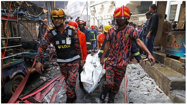 আগুনে পোড়া একজনের লাশ নিয়ে যাচ্ছে ফায়ার সার্ভিসের কর্মীরা (ফাইল ছবি)