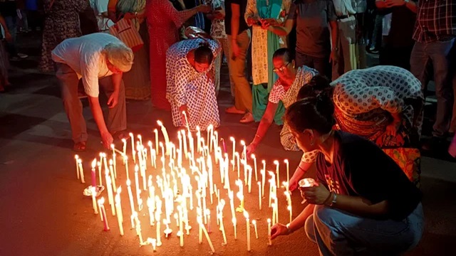 নারী চিকিৎসককে ধর্ষণের ঘটনায় মোমবাতি ও প্রদীপ জ্বালিয়ে আন্দোলন