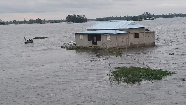 ১২টি জেলা পানিতে ভাসছে ভয়াবহ বন্যার কারণে, নিহত ৮