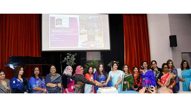অনুষ্ঠানে কেক কাটায় অংশ নেন একাডেমির সদস্য, লেখক, বুদ্ধিজীবী, মুক্তিযোদ্ধা ও প্রবাসী বাংলাদেশি কমিউনিটির বিশিষ্ট ব্যক্তিবর্গ।