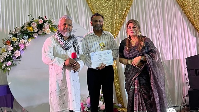 চট্টগ্রাম ক্লাব অস্ট্রেলিয়ার সভাপতি সৈয়দ আকরাম উল্লাহ ও পাবলিকেশন সেক্রেটারি সাদিয়া হক যৌথভাবে নাইম আবদুল্লাহর হাতে সম্মাননা সার্টিফিকেট ও ক্রেস্ট তুলে দেন।