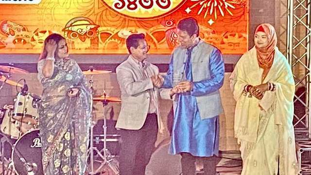 ছবি: আয়োজক কমিটির পক্ষ থেকে টাবু সঞ্জয় নিরালা হোল্ডিংসের কর্ণধার রানা শরীফ ও স্টার কিডসের পরিচালক খায়রুল ইসলামের হাতে সম্মাননা ক্রেস্ট তুলে দেন।