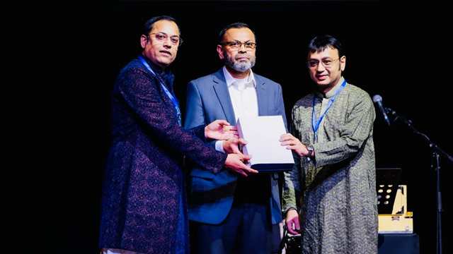 ছবি: নাইম আবদুল্লাহর হাতে সম্মাননা পদক তুলে দিচ্ছেন প্রভাত ফেরী&rsquo;র কর্ণধার সোলায়মান দেওয়ান এবং সিডনির বিগ বি&rsquo;র ডিরেক্টর অর্ণব সাহা।