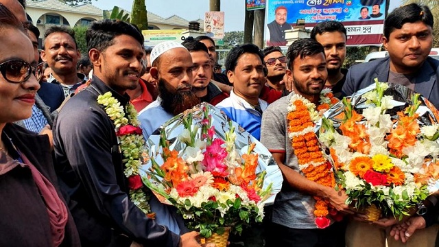 হৃদয় ও তানজিদকে ফুল দিয়ে বরণ করে নেয় বগুড়াবাসি