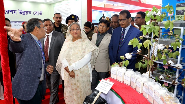 প্রধানমন্ত্রী শেখ হাসিনা বৃহস্পতিবার বঙ্গবন্ধু আন্তর্জাতিক সম্মেলন কেন্দ্রে জাতীয় বস্ত্র মেলার বিভিন্ন স্টল ঘুরে দেখেন।