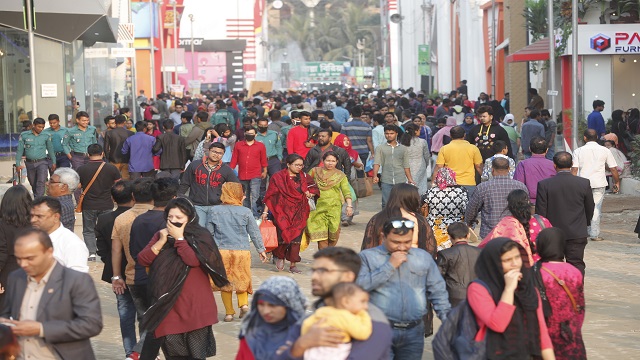 ঢাকা আন্তর্জাতিক বানিজ্যমেলার শেষ দিন বৃহস্পতিবার মেলা প্রাঙ্গনে ছিল দর্শনার্থীদের উপচে পড়া ভিড়