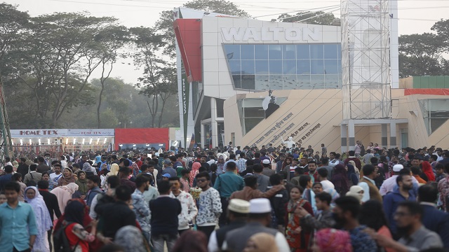 ঢাকা আন্তর্জাতিক বানিজ্যমেলার শেষ দিন বৃহস্পতিবার মেলা প্রাঙ্গনে ছিল দর্শনার্থীদের উপচে পড়া ভিড়