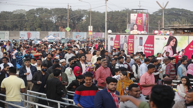 ঢাকা আন্তর্জাতিক বানিজ্যমেলার শেষ দিন বৃহস্পতিবার মেলা প্রাঙ্গনে ছিল দর্শনার্থীদের উপচে পড়া ভিড়