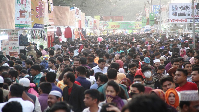 ঢাকা আন্তর্জাতিক বানিজ্যমেলার শেষ দিন বৃহস্পতিবার মেলা প্রাঙ্গনে ছিল দর্শনার্থীদের উপচে পড়া ভিড়