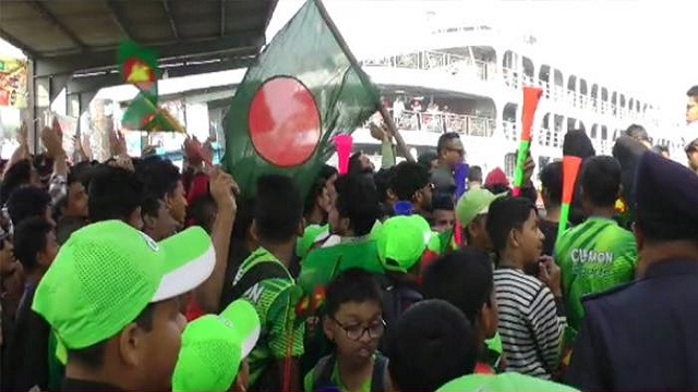 মাহমুদুল ও শামীমের জন্য লঞ্চঘাটে অপেক্ষা ভক্ত-সমর্থকদের