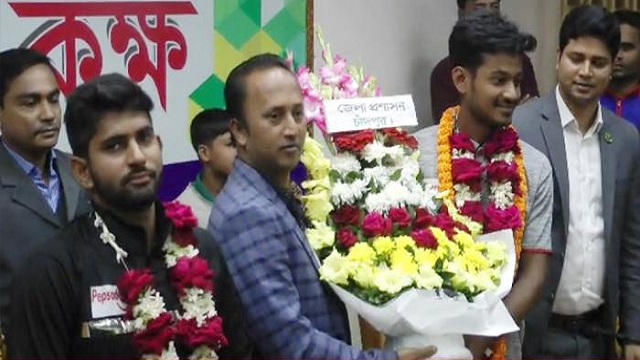 মাহমুদুল ও শামীমকে চাঁদপুর জেলা প্রশাসেকর পক্ষ থেকে ফুল দিয়ে বরণ