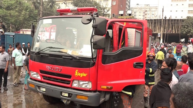 আগুন নেভাতে ফায়ার সার্ভিসের ২২টি ইউনিট একযোগে কাজ করে