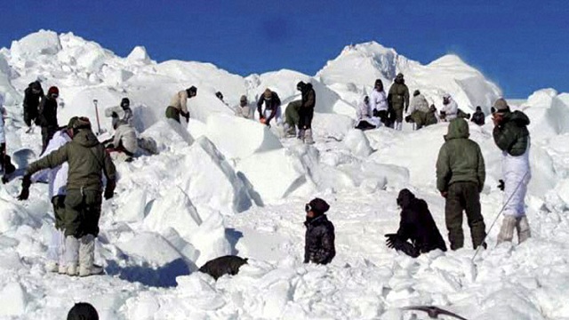 তুষারধসের পরে সেনাবাহিনীর উদ্ধার কার্যক্রম