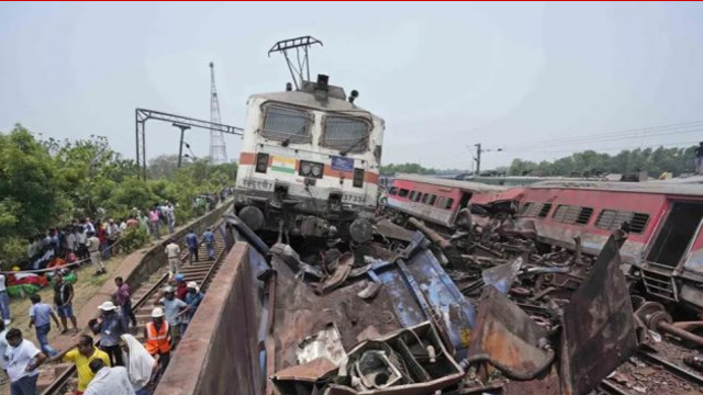  ভারতে ভয়াবহ ট্রেন দুর্ঘটনা : ১৩ লাশের দাবিদার ৩৬