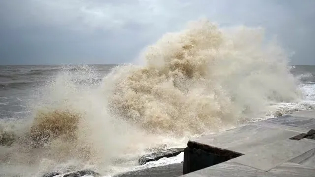 ঘূর্ণিঝড় বিপর্যয় : স্থানীয়দের নিরাপদ স্থানে সরিয়ে নেওয়া হচ্ছে