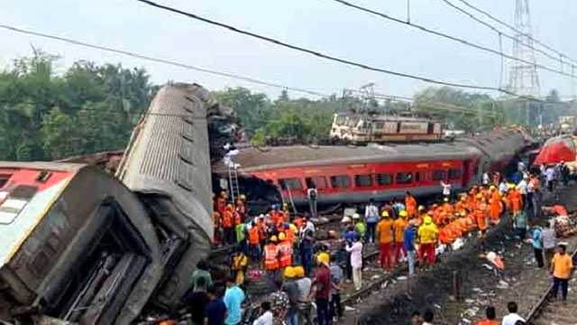    ভারতে ট্রেন দুর্ঘটনা : নিহতের সংখ্যা বেড়ে ২৮০