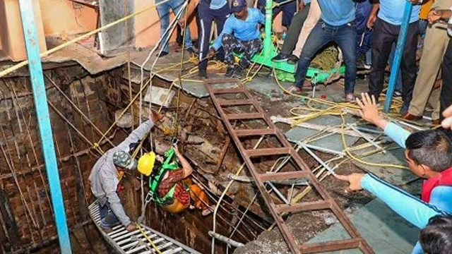 ভারতে রামনবমীর পুজা দিতে গিয়ে কুয়ায় পড়ে নিহত ১৩