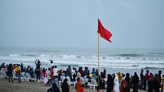 মিয়ানমারে রেড অ্যালার্ট, লক্ষাধিক মানুষ ঘরছাড়া!