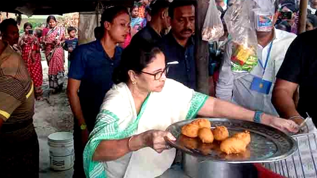 চপ দোকানীর আসনে ভারতের পশ্চিমবঙ্গের মুখ্যমন্ত্রী মমতা