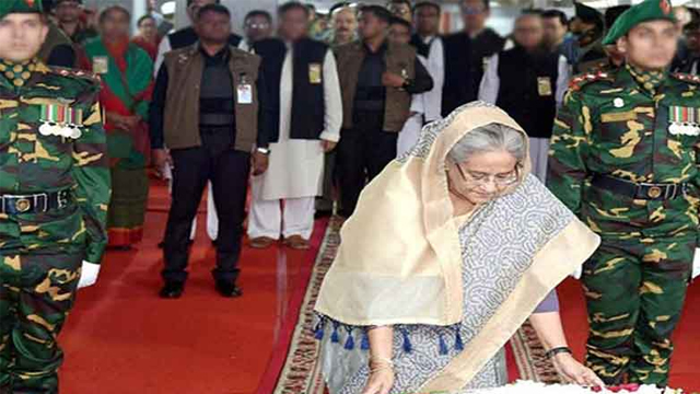 বঙ্গবন্ধুর প্রতিকৃতিতে প্রধানমন্ত্রীর শ্রদ্ধা