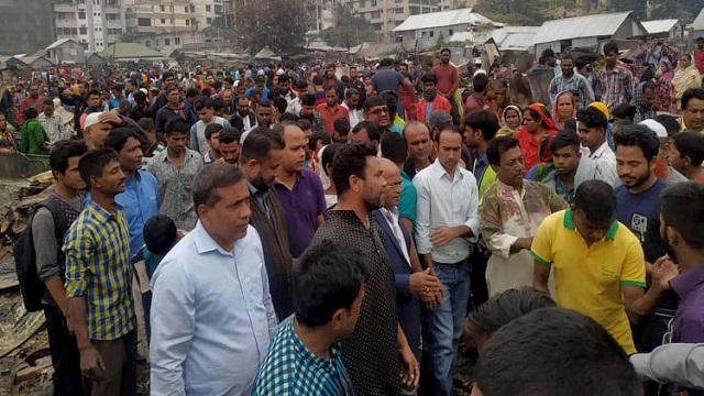 পুড়ে যাওয়া বস্তিতে গেলেন বিএনপির মেয়রপ্রার্থী তাবিথ আউয়াল